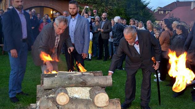 Zapalování vatry na Masarykovu počest 2019