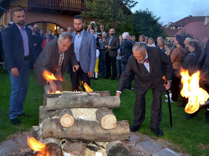 Zapalování vatry na Masarykovu počest 2019