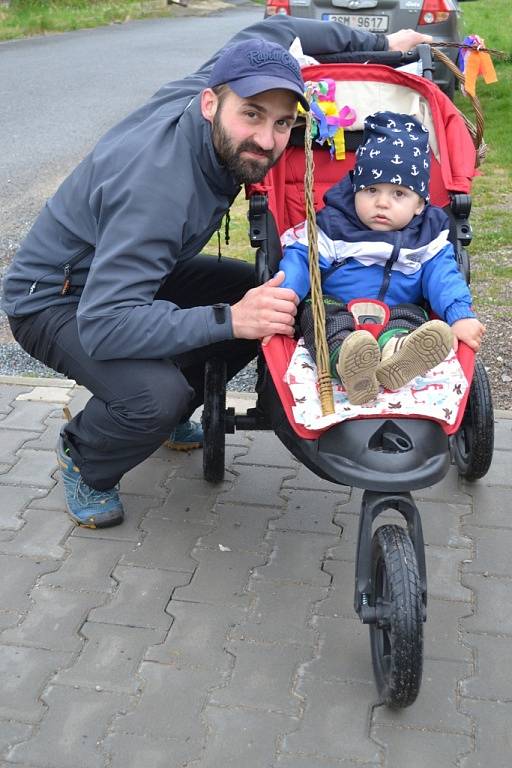 Obrázky z pondělní velikonoční pomlázky z obcí Tuchlovice, Srby a Kačice.