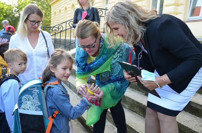 Velvarské školáky přivítala také pilná včelka, děti si užily soutěže i dílničky.