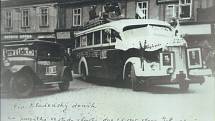 Autobus, který přivezl lidické ženy z Ravensbrücku přes Berlin, Kladno domů do Lidic. Fotografie zachytila lidické ženy při zastávce na slánském náměstí dne 2.června 1945.
