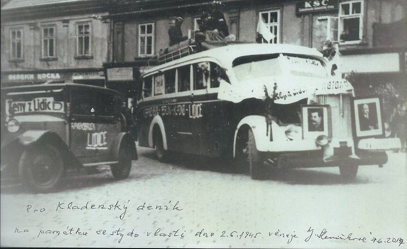 Autobus, který přivezl lidické ženy z Ravensbrücku přes Berlin, Kladno domů do Lidic. Fotografie zachytila lidické ženy při zastávce na slánském náměstí dne 2.června 1945.