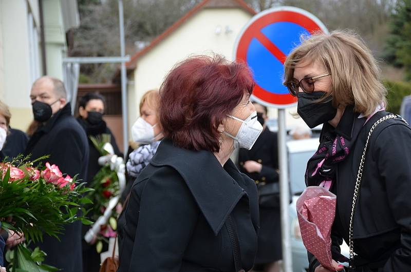 Z posledního rozloučení s Marií Šupíkovou v kapli Kladenských hřbitovů.