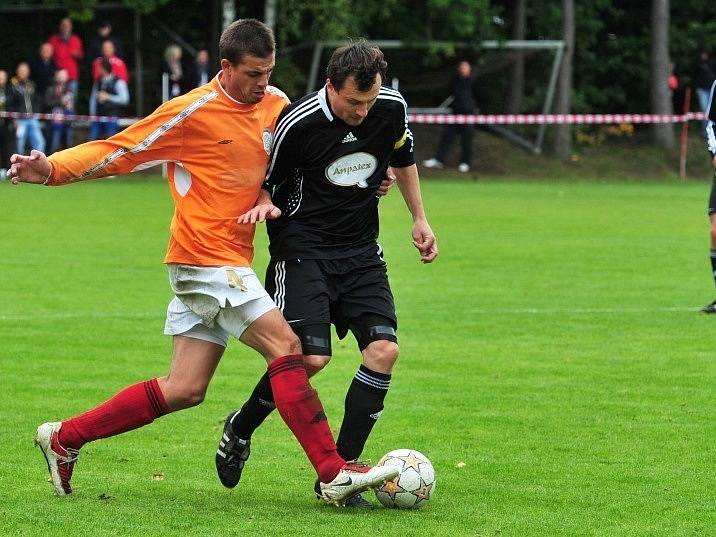 Tomáš Řepka debutoval v dresu SK Hvozdnice (v oranžovém). 