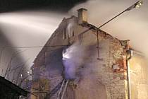 Střecha Martinického statku Drnku  u Slaného lehla téměř popelem. Požářiště hlídali dobrovolní hasiči ze Srbče  do ranních hodin. Neznámý žhář způsobil na budově škodu čtyři sta tisíc korun. 