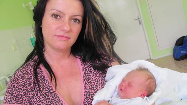 ŠŤASTNÁ MAMINKA KLÁRA ŠÍMOVÁ s dcerou Denisou, která se narodila v kladenské nemocnici 24. prosince krátce před jedenadvacátou hodinou.