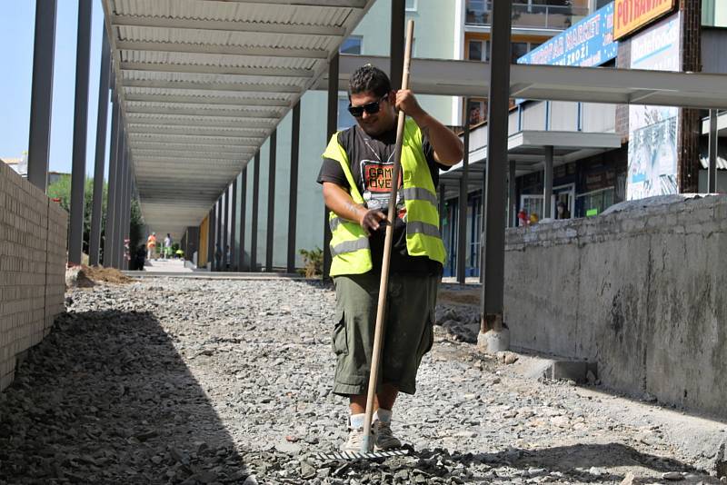 Kladenská ulice Československé armády výrazně mění svůj vzhled. Po počátečních stížnostech místních je zřejmé, že dělníci zde přidali na tempu a nyní intenzivně pracují, aby se vše stihlo v plánovaném termínu.