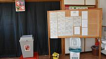 Volby v Lánech, pátek 8. října. Okrsek č. 1 v základní škole.