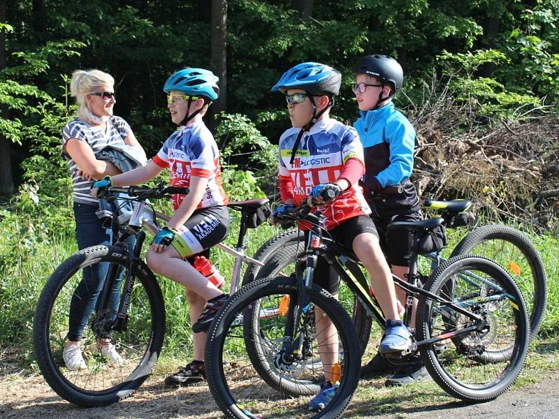 Pumptracková dráha v Kladně na Ostrovci byla slavnostně otevřena. Zúčastnili se primátor města Dan Jiránek, náměstek primátora Lukáš Hanes,. cyklokoordinátor města Jan Hanuš i členové klubu Velo Akademie.