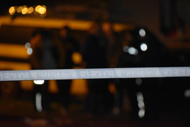 Rvačka na nože v Doksech. Policista postřelil jednoho ze dvou agresivních mužů.