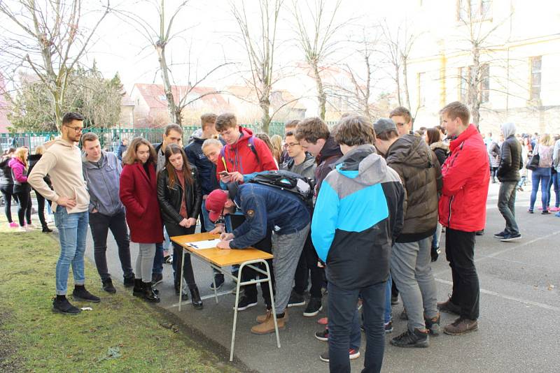 Ve dvoře Gymnázia Kladno stávkovaly stovky studentů.