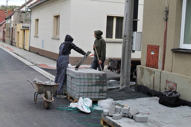 Opravy ve IV. ulici ve Vinařicích jsou hotové.