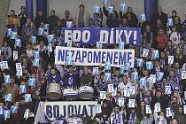 Poslední rozloučení kladenských fanoušků se zemřelým Eduardem Novákem se odehrálo při zápase Kladno - Sparta