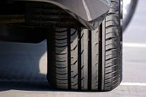 Neznámý vandal propíchl pneumatiky na autech v Herálci. Ilustrační foto.