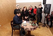 Slavnostního otevření zrekonstruované družecké místní knihovny se 14. listopadu večer  zúčastnil oblíbený český spisovatel Michal Viewegh.
