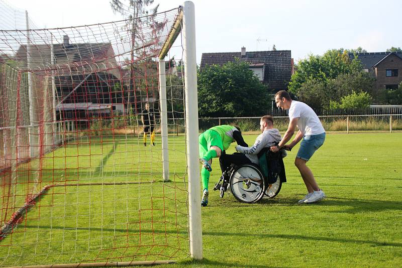 Jiří Sekáč, Tomáš Šmerha nebo Daniel Kružík. Hokejisté už popáté nazuli kopačky, aby pomohli svému kamarádovi Petru Křepelkovi, který po zranění skončil na vozíčku.