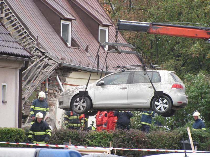 Výbuch rodinného domu v Kladně v ulici 5. května způsobil patrně unikající plyn