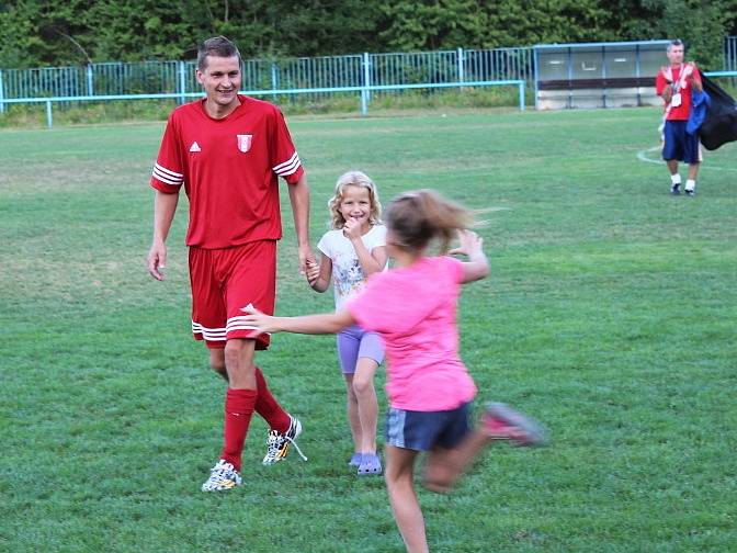 Nováček krajského přeboru Libušín (v červeném) v prvním kole nečekaně doma přehrál obhájce prvenství Poříčí 3:2 na penalty.