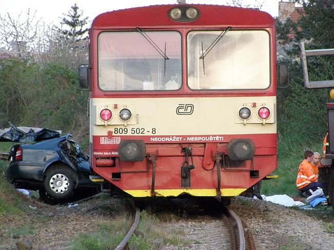 Kolize s vlakem  bývá pro lidi často poslední cestou. Řada nehod, které se stanou na přejezdech, končí smrtí. 
