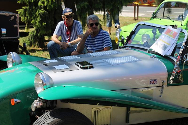 Přehlídka historických vozidel na návsi v Knovízi a start závodu. FOTO: 