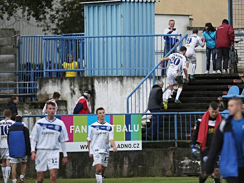 Hráči jdou pozdravit Ultras, kteří fandili za branami areálu // SK KLADNO - METEOR PRAHA 3:1, Divize B, 28. 10. 2017