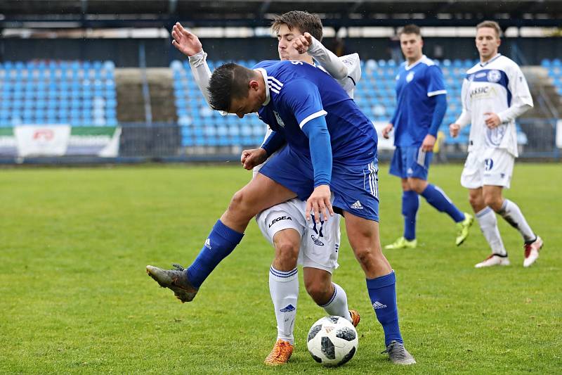 Derby v di vizi ovládlo Kladno (v bílém), doma porazilo Slaný 4:1.