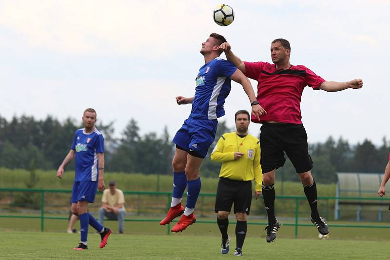 Libušín (v modrém) přehrál v přípravě Tatran Rakovník B 4:1.