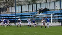 Kladno (v modrém) přetlačilo předposlední Dobříš až v nastaveném čase 1:0.