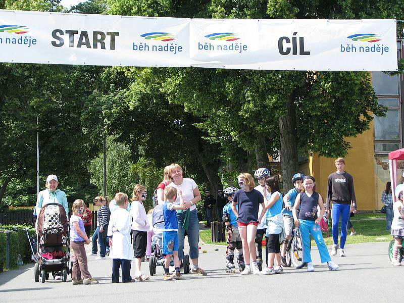 Závodníci stanuli na startu také na bruslích, kolech či s kočárkem