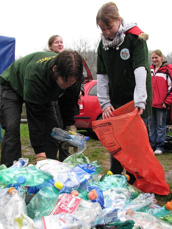 KIadeňáci se pokusili vstoupit do knihy rekordů. Do jediného plastového kontejneru se žákům základních škol podařilo sešlapat 1020 polyetylenových lahví. 