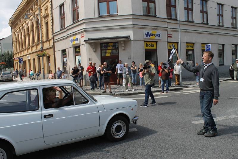 Legendární jízda historických vozidel přilákala opět po roce do Slaného desítky účastníků. První okruh se jel už před pětašedesáti lety.