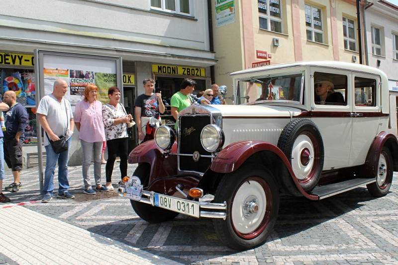 Legendární jízda historických vozidel přilákala opět po roce do Slaného desítky účastníků. První okruh se jel už před pětašedesáti lety.