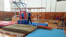 Sportovní gymnastika chlapci, zařazeni do profi sportů, aby mohli trénovat.
