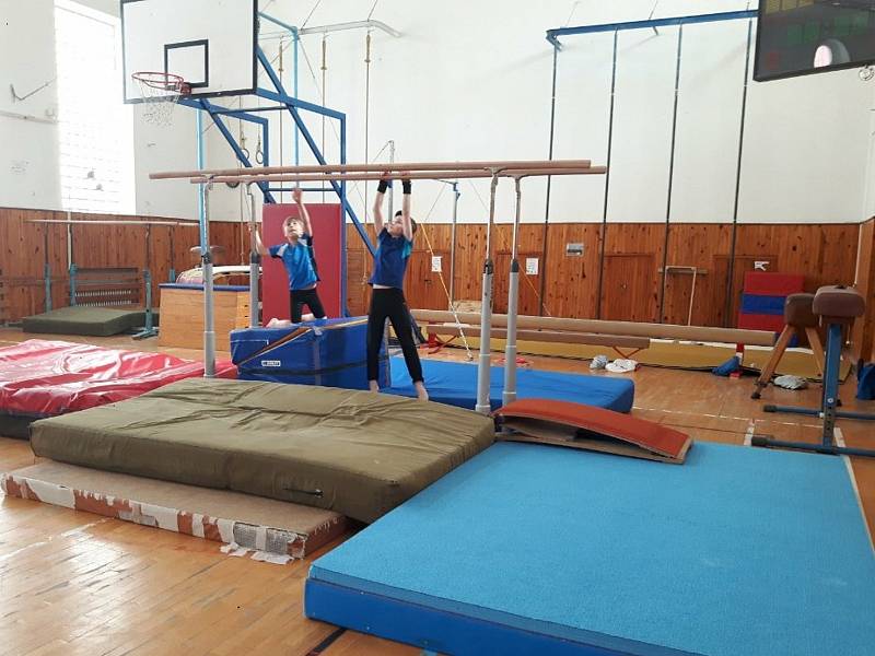 Sportovní gymnastika chlapci, zařazeni do profi sportů, aby mohli trénovat.