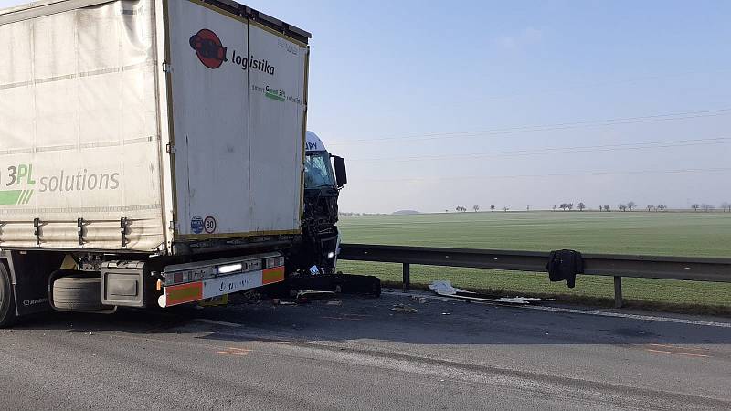 Na obchvatu Slaného ve středu před polednem bouraly dva nákladní vozy. Při nehodě se zranil jeden člověk, kterého záchranáři po ošetření převezli do kladenské nemocnice.