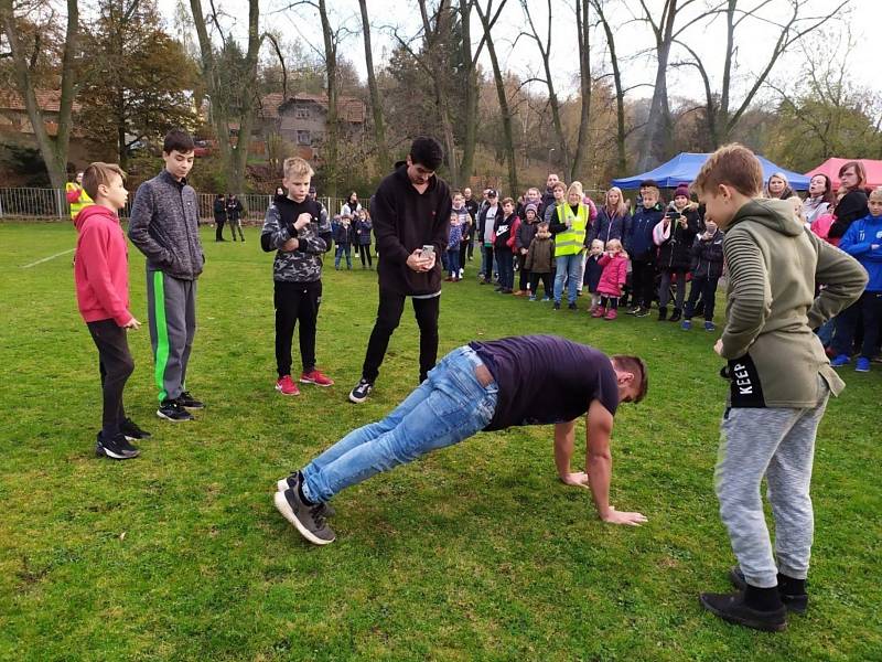 Parkourista Tary předvedl své umění ve Dřetovicích.