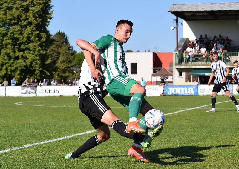 Fotbalisté Sokola Hostouň (v zelenobílém) přemohli Admiru Praha 1:0 gólem v závěru.