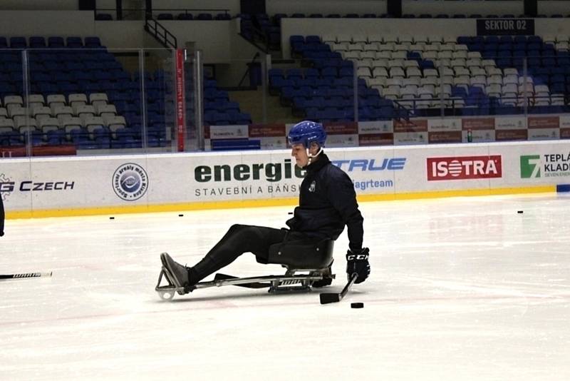 Nábor sledge hokejistů v Kladně se konal pod záštitou Jaromíra Jágra, sport si vyzkoušeli i extraligoví borci Rytířů Václav Veber a Ondřej Bláha.