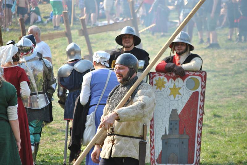 Další ročník Historické bitvy Libušín je již minulostí. I tentokráte do Libušína zavítali lidé z nejrůznějších koutů České republiky, ale také zahraničí. Historický festival, který pořádá Libušínský spolek přátel historie, připravil pro diváky opět velmi 