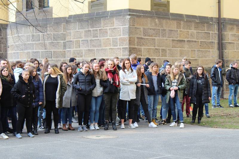 Ve dvoře Gymnázia Kladno stávkovaly stovky studentů.