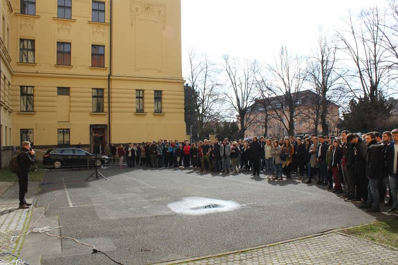 Ve dvoře Gymnázia Kladno stávkovaly stovky studentů.