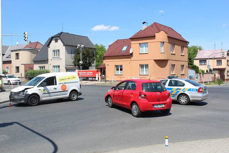 V Rozdělově se srazily dva osobáky, tři lidé byli zraněni