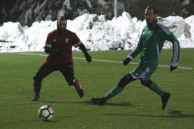 Tatran Rakovník (v zeleném) porazil v Rynholci za velkého deště Libušín 2:1.