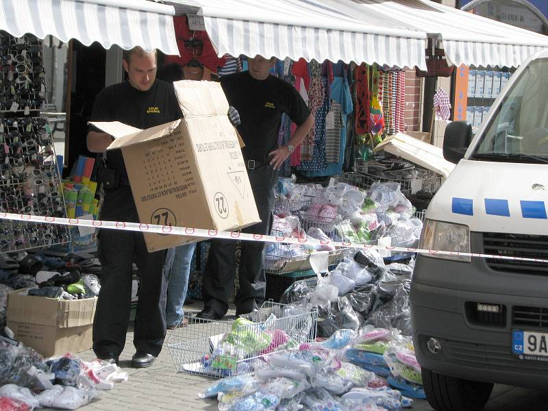 Zabavování padělků značkového zboží ve třech kladenských obchodech, pátek 20. července 2012