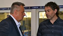 Debaty Milan Volf (vlevo) - Jaromír Jágr mívají napětí, nejinak je tomu v aktuálním sporu o zastavení pětimilionové dotace.