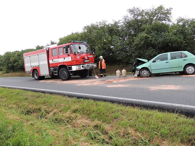 U Velké Dobré se srazila dvě auta.