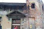 Vyhořelý dům v ulici V. Sembdnera