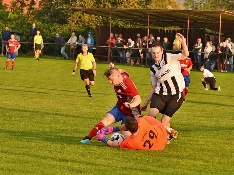 Vysoká (v červeném) přivítala nováčka Baník Švermov, který hrál hodinu o deseti, přesto vyhrál 3:0.