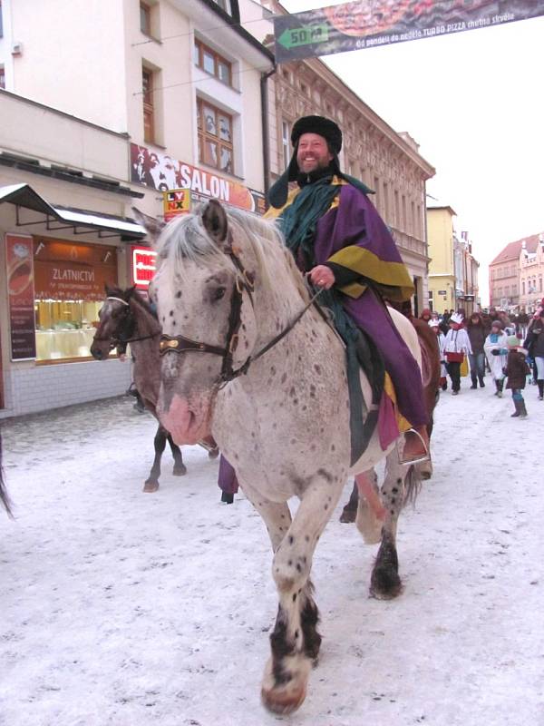 Tři králové na koních zahájili v Kladně Tříkrálovou sbírku. 