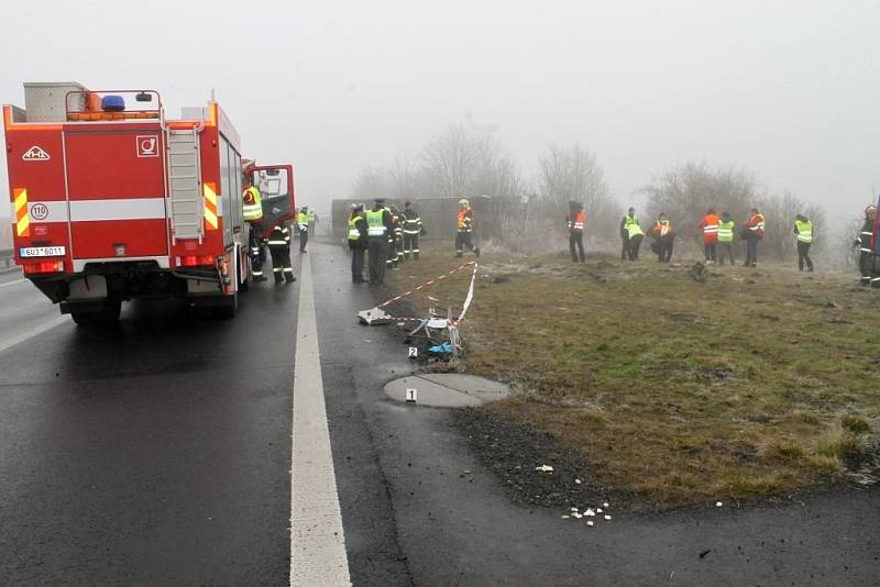 Vážná nehoda uzavřela na silnici I/7 u Panenského Týnce. Havaroval zde autobus se školními dětmi. 